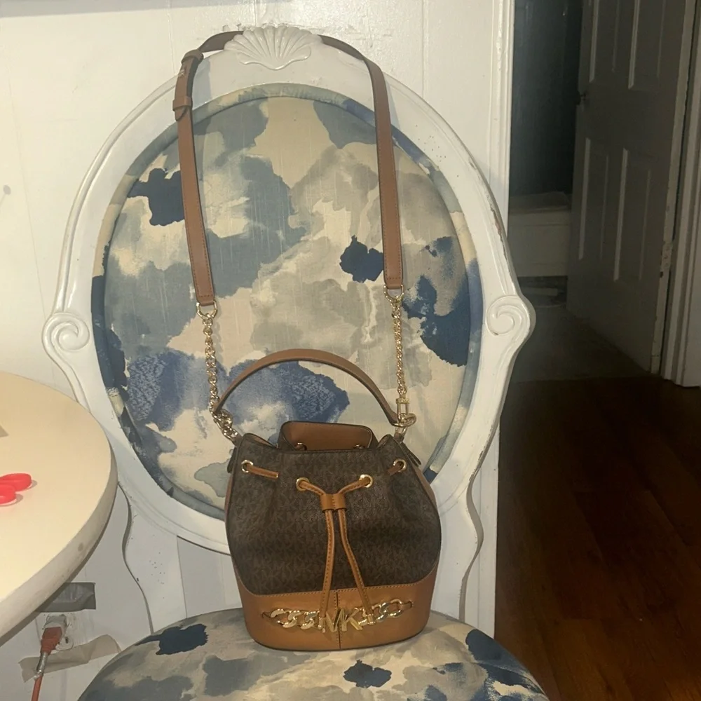 “WHAT’S UR PRICE?” Michael Kors Medium Devon Brown Tan Bucket Shoulder Bag 👜 - Picture 9 of 10